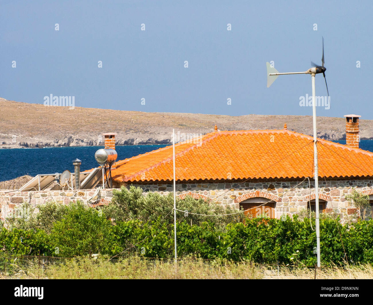 Una casa in Sigri su Lesbo, Grecia alimentato da una turbina eolica, pannelli sloar e solare termico per il riscaldamento di acqua. Foto Stock