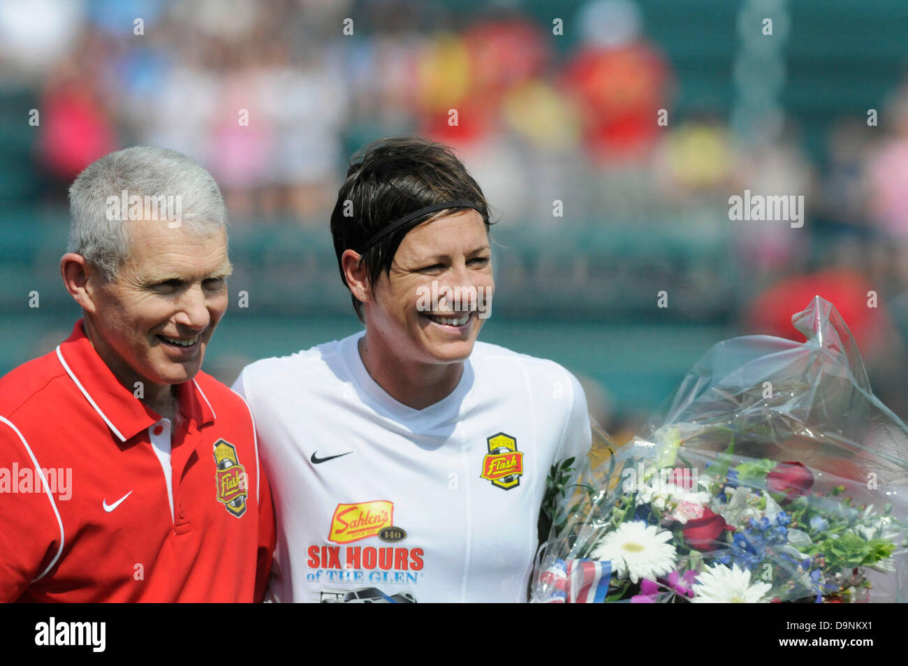 Rochester, NY, STATI UNITI D'AMERICA. Il 23 giugno, 2013. Giugno 23, 2013: Western New York Flash avanti Abby Wambach #20 riceve fiori da Joe Sahlen, proprietario del New York Flash per rompere Mia Hamm il record di gol in eventi internazionali. Il Regno di Seattle FC legato il Western New York Flash 1-1 in corrispondenza Sahlen's Stadium a Rochester, New York. ©csm/Alamy Live News Foto Stock