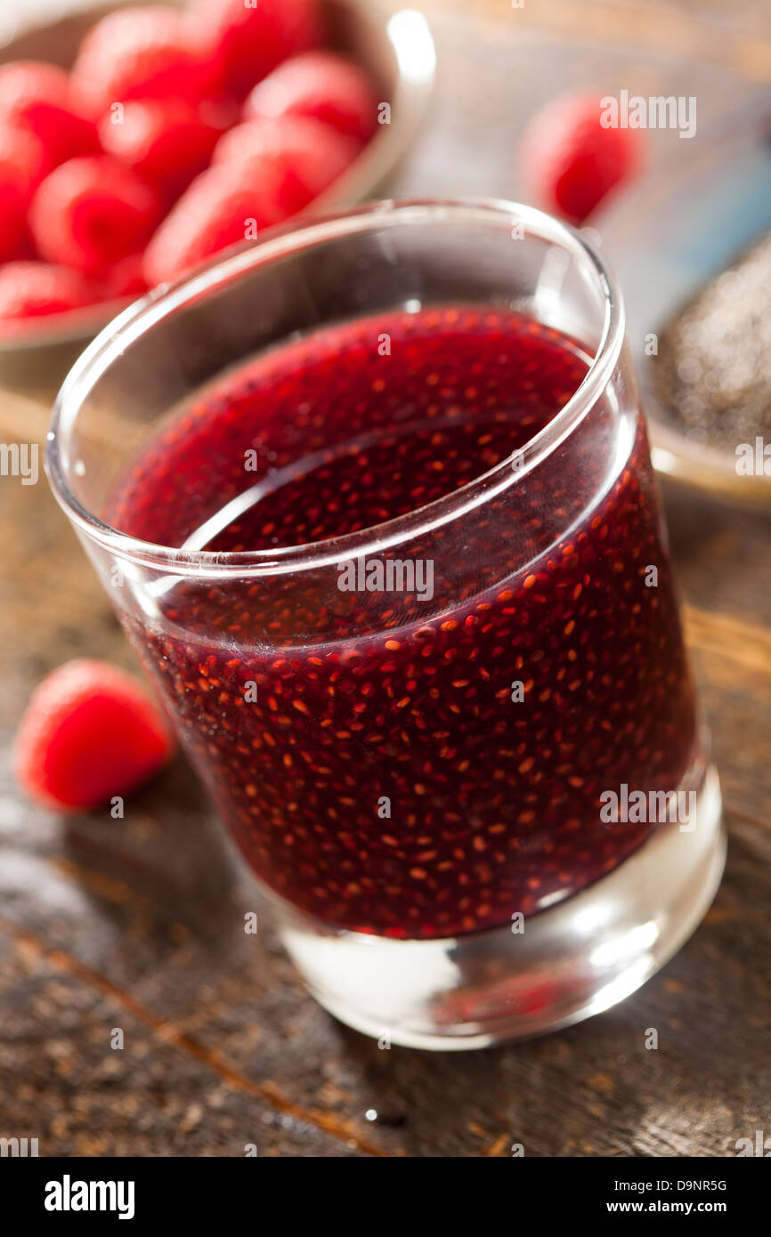 Organici di lampone e di semi di Chia bevanda contro uno sfondo Foto Stock