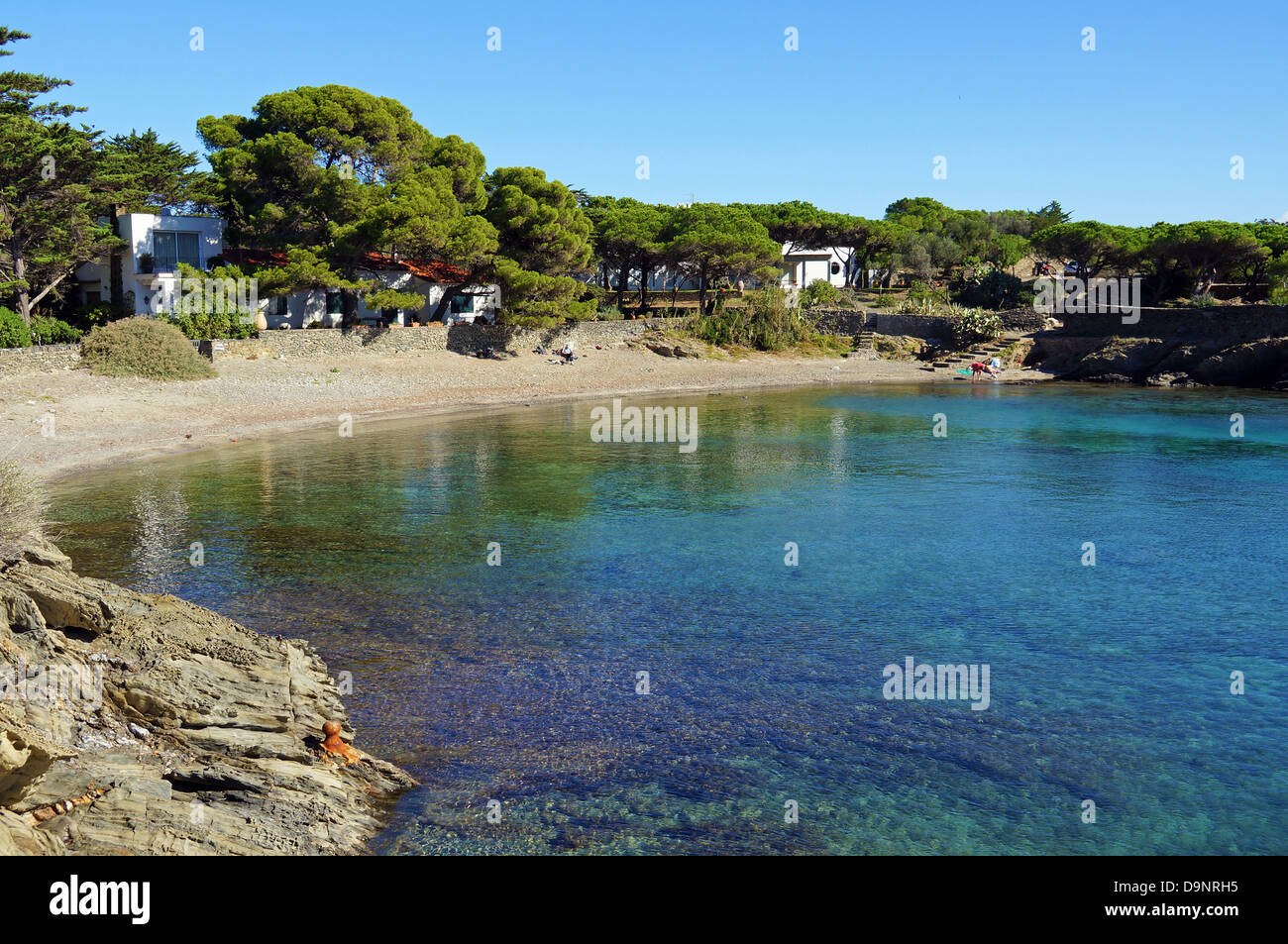 Tranquilla insenatura con chiare acque poco profonde, mare Mediterraneo, Cadaques, Costa Brava Catalogna Foto Stock