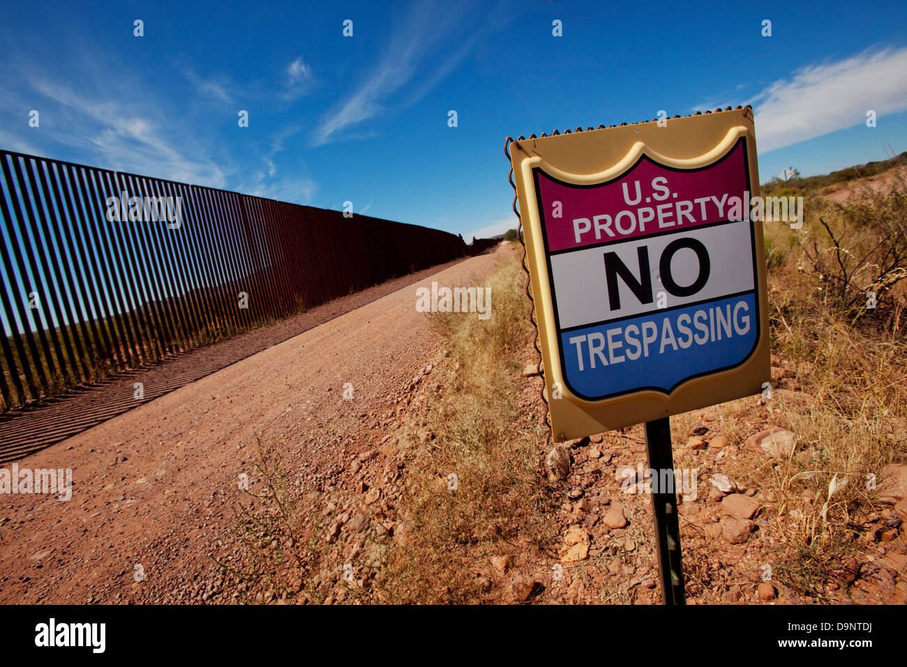 Noi segno di proprietà a US-Messico recinzione di confine. Foto Stock