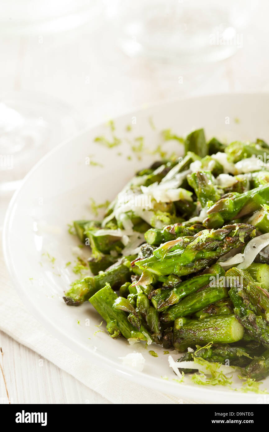 Una sana saltata di trito di asparagi con formaggio e calce Foto Stock