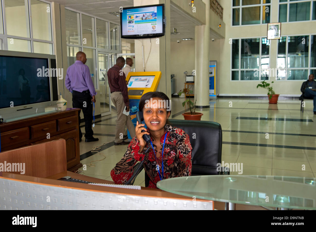 Giovane donna dietro il banco di ricevimento presso la sede del Rwanda Development Board (RDB), Kigali, Ruanda Foto Stock