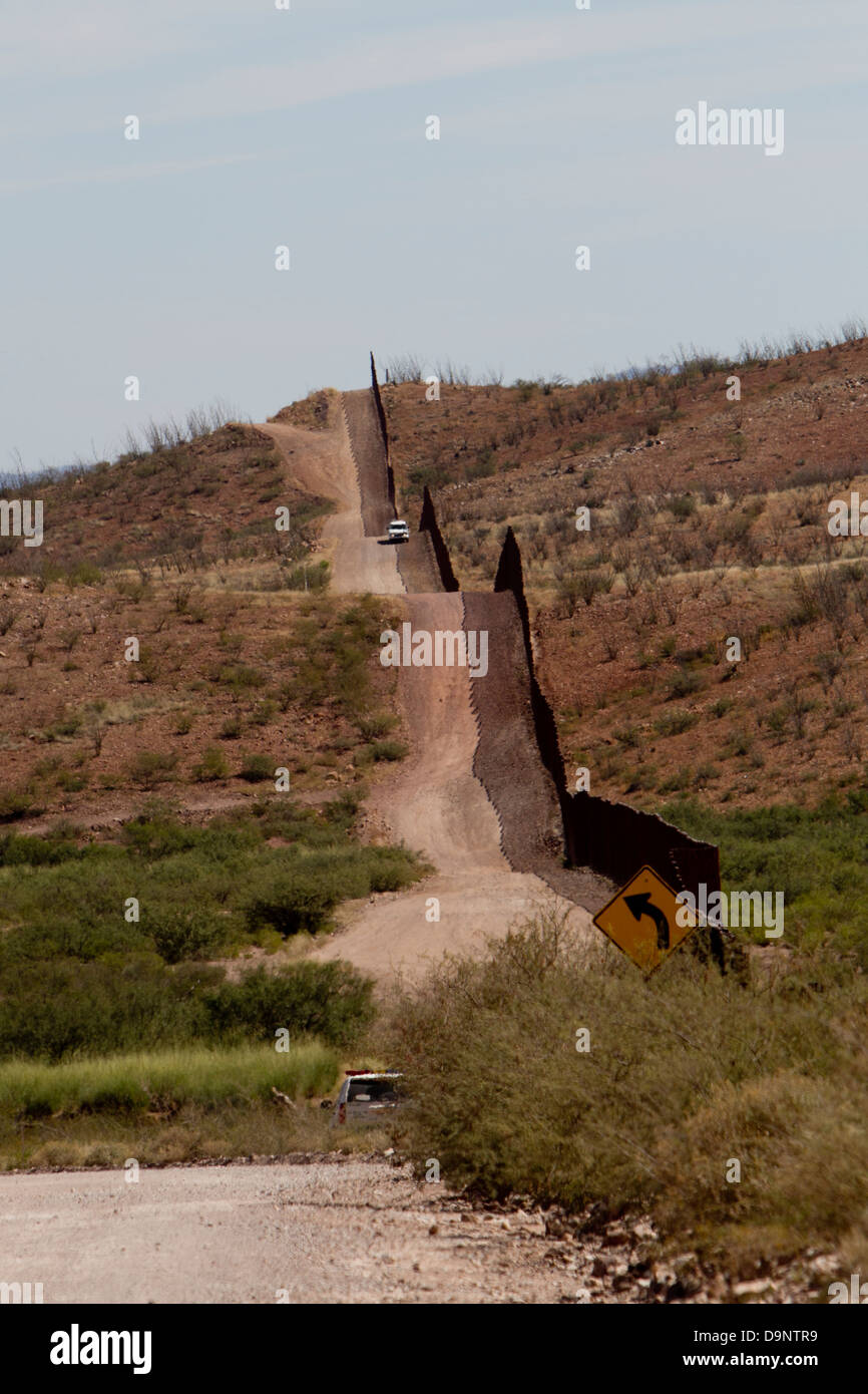 Pattuglia di Confine veicolo vicino alla recinzione di confine Bisbee AZ area Foto Stock