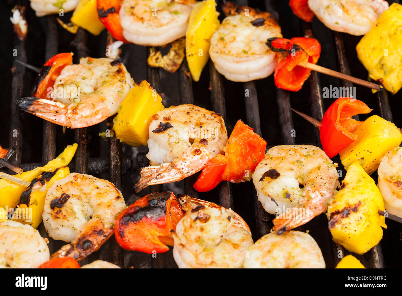 In casa gamberi shish kebab con i peperoni su una griglia Foto Stock