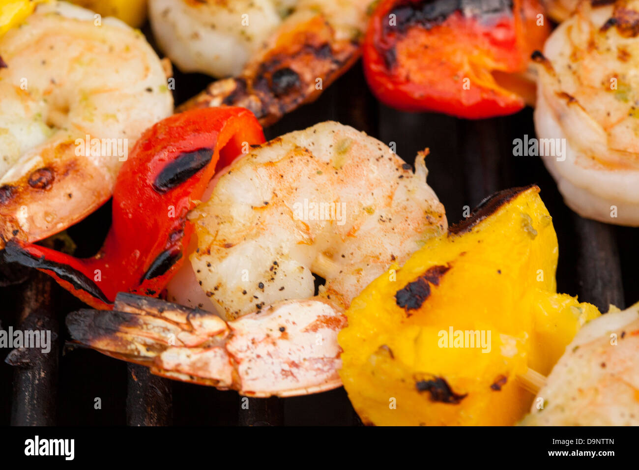 In casa gamberi shish kebab con i peperoni su una griglia Foto Stock