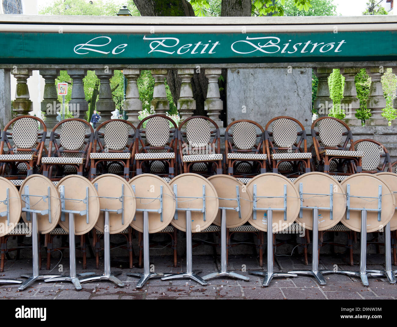 Chiuso per il maltempo - sedie e tavoli di Le Petit Bistrot rinchiusi a Annecy, Alta Savoia, Francia Foto Stock