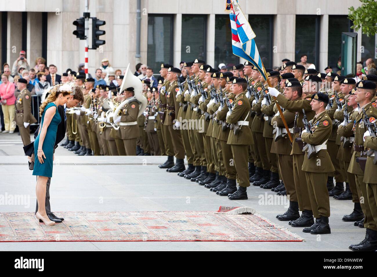 Lussemburgo, 23 giugno 2013. Il principe Luigi e la principessa Tessy del Lussemburgo assiste la messa nella Giornata nazionale del Lussemburgo, 23 giugno 2013. Credito: dpa picture alliance/Alamy Live News Foto Stock