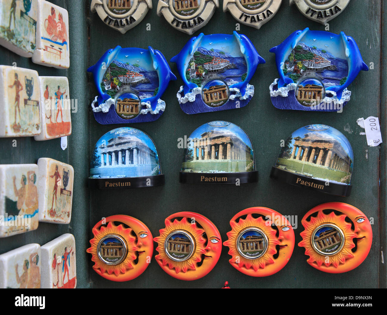 Vendita di souvenir presso il sito archeologico di Paestum, Campania, Italia Foto Stock