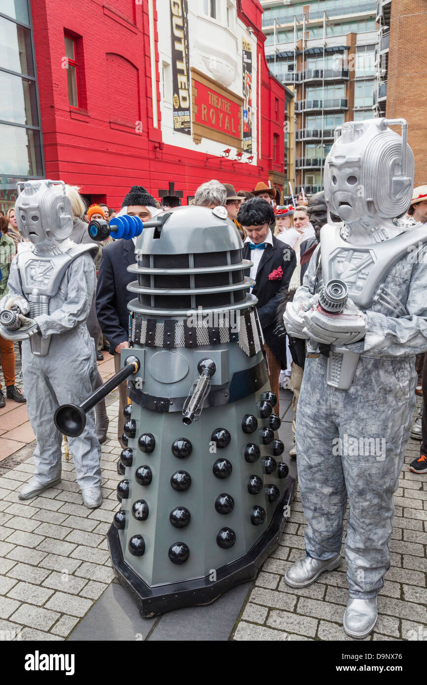 Inghilterra, Londra, Stratford, annuale Sci-fi sfilata in costume, Dalek e Cyborg Foto Stock