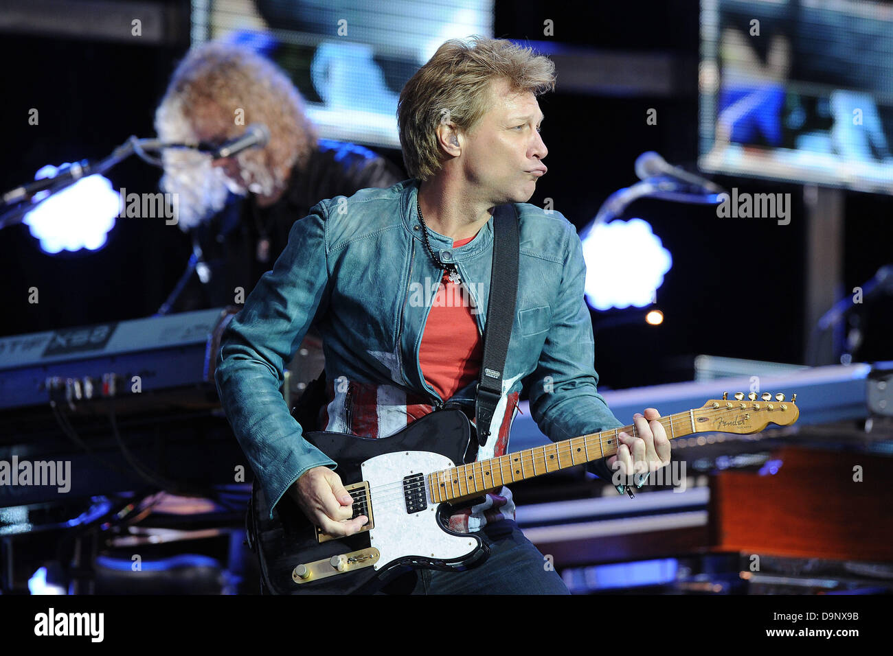 Colonia, Germania, 22 giugno 2013. Noi cantante Jon Bon Jovi esegue sul palco durante un Bon Jovi perché possiamo - il Tour 2013 concerto al RheinEnergie Stadium di Colonia, Germania, 22 giugno 2013. Credito: dpa picture alliance/Alamy Live News Foto Stock