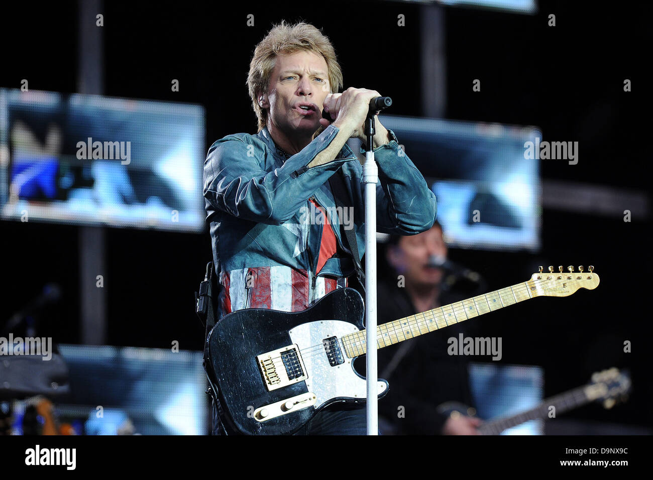 Colonia, Germania, 22 giugno 2013. Noi cantante Jon Bon Jovi esegue sul palco durante un Bon Jovi perché possiamo - il Tour 2013 concerto al RheinEnergie Stadium di Colonia, Germania, 22 giugno 2013. Credito: dpa picture alliance/Alamy Live News Foto Stock