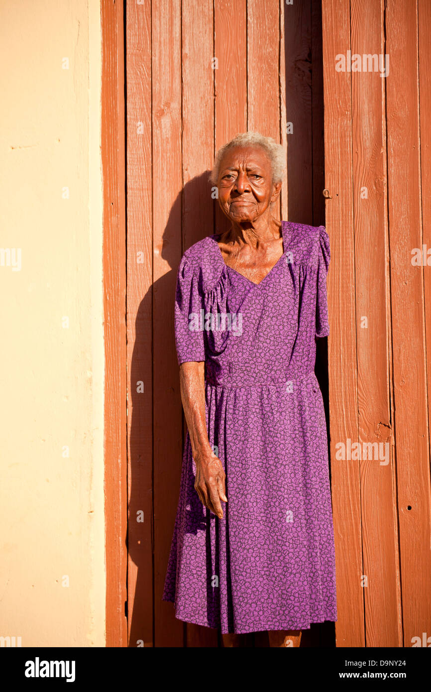 Donna anziana davanti a casa sua, Trinidad, Cuba, Caraibi Foto Stock