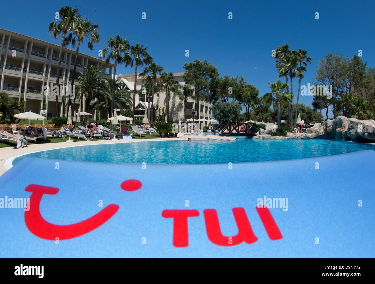 Illustrazione - Il logo della società di viaggi TUI AG è raffigurato in un hotel partner di TUI in Platja de muro, una cittadina nella parte settentrionale dell'isola mediterranea Mallorca, Spagna, 09 giugno 2013. Foto: Julian Stratenschulte Foto Stock