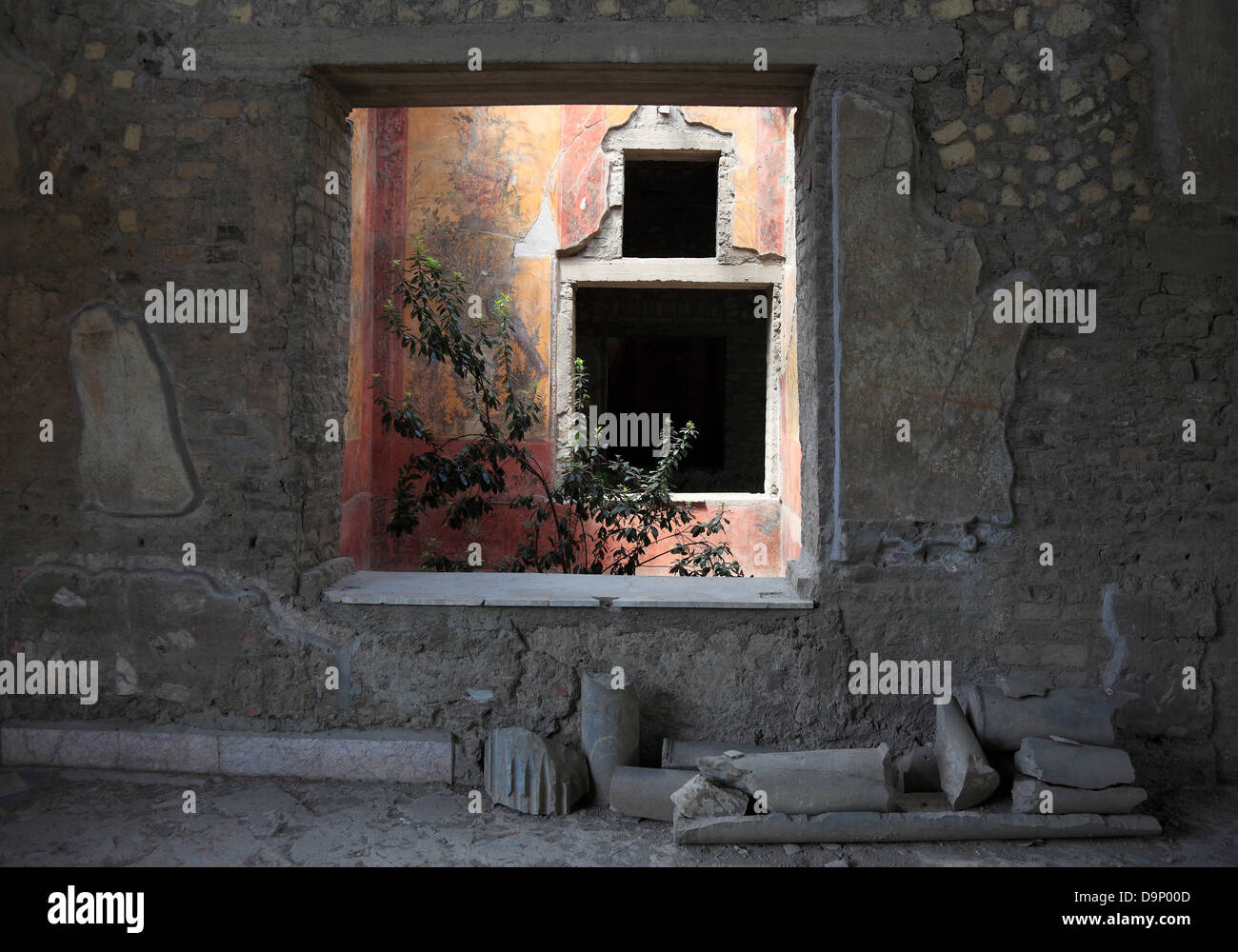Villa di Poppea, vista attraverso la finestra sui resti di affreschi di  gioielli. Città storica Oplontis, Torre Annunziata, Campania Foto stock -  Alamy