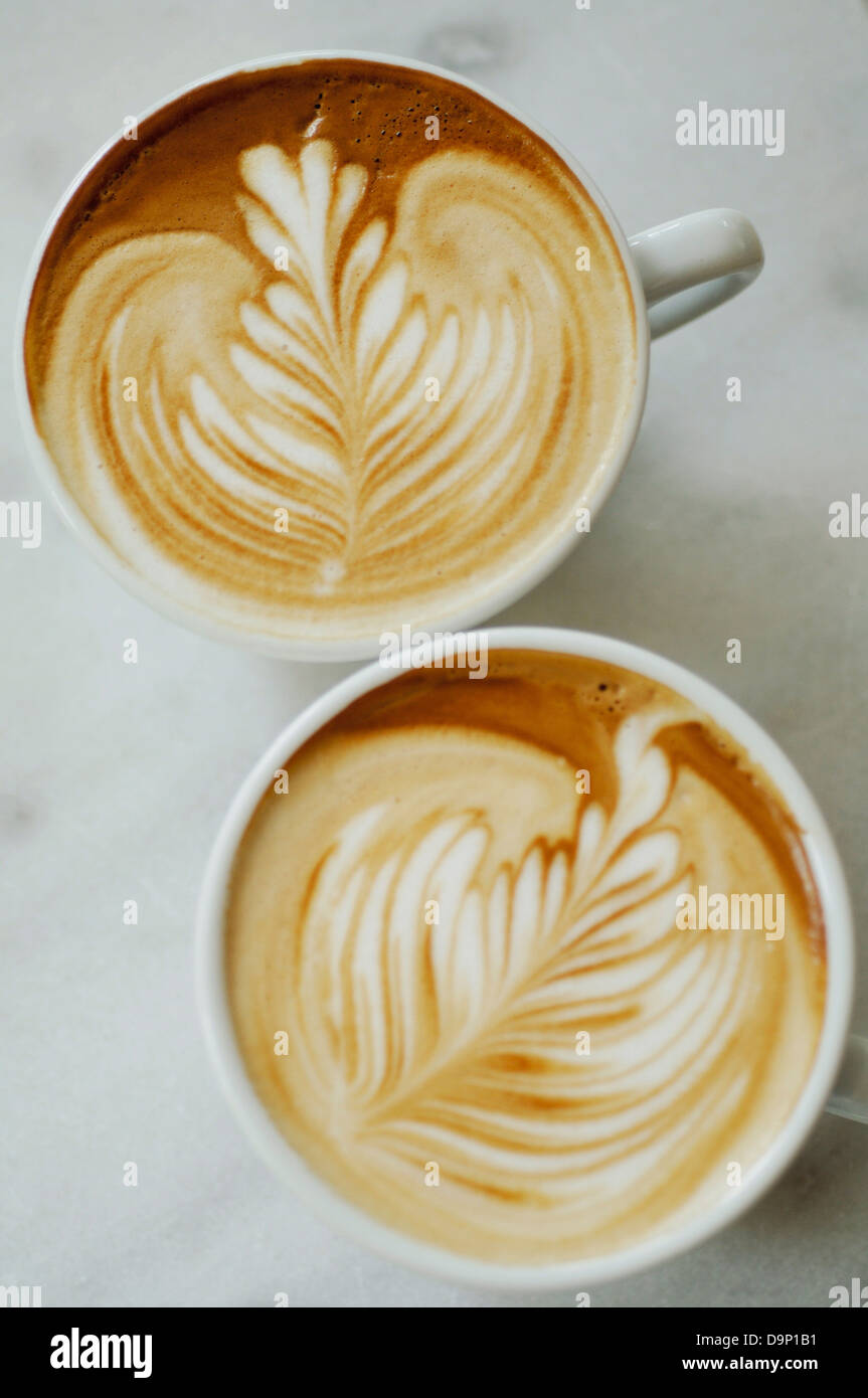 Due tazze di caffè bianco con pattern di nizza Foto Stock