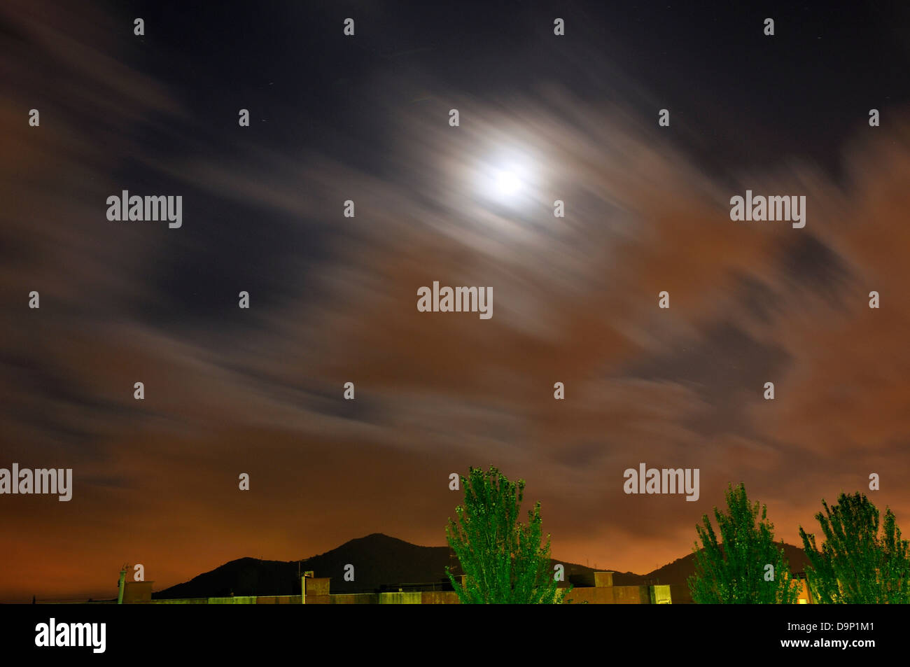 Paesaggio notturno con luna offuscato Foto Stock