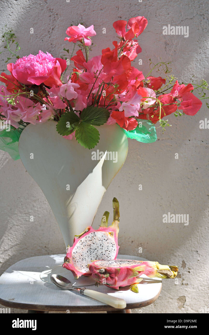 Mazzo di fiori e frutta drago Foto Stock