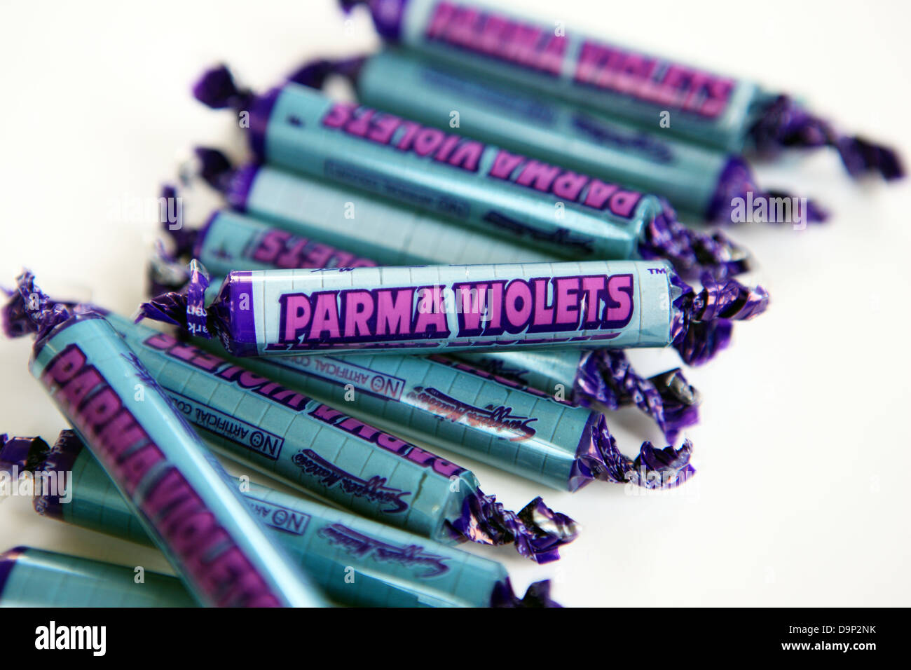 Pacchetti di Parma le viole su sfondo bianco Foto Stock