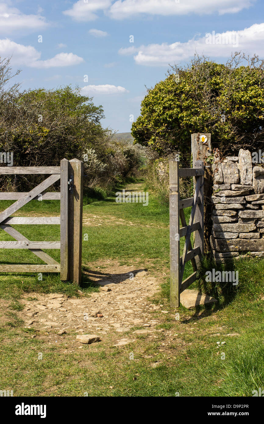 Durlston Country Park, muro di pietra, cancello di legno e il sentiero, Swanage, Dorset, Inghilterra, Regno Unito. Foto Stock