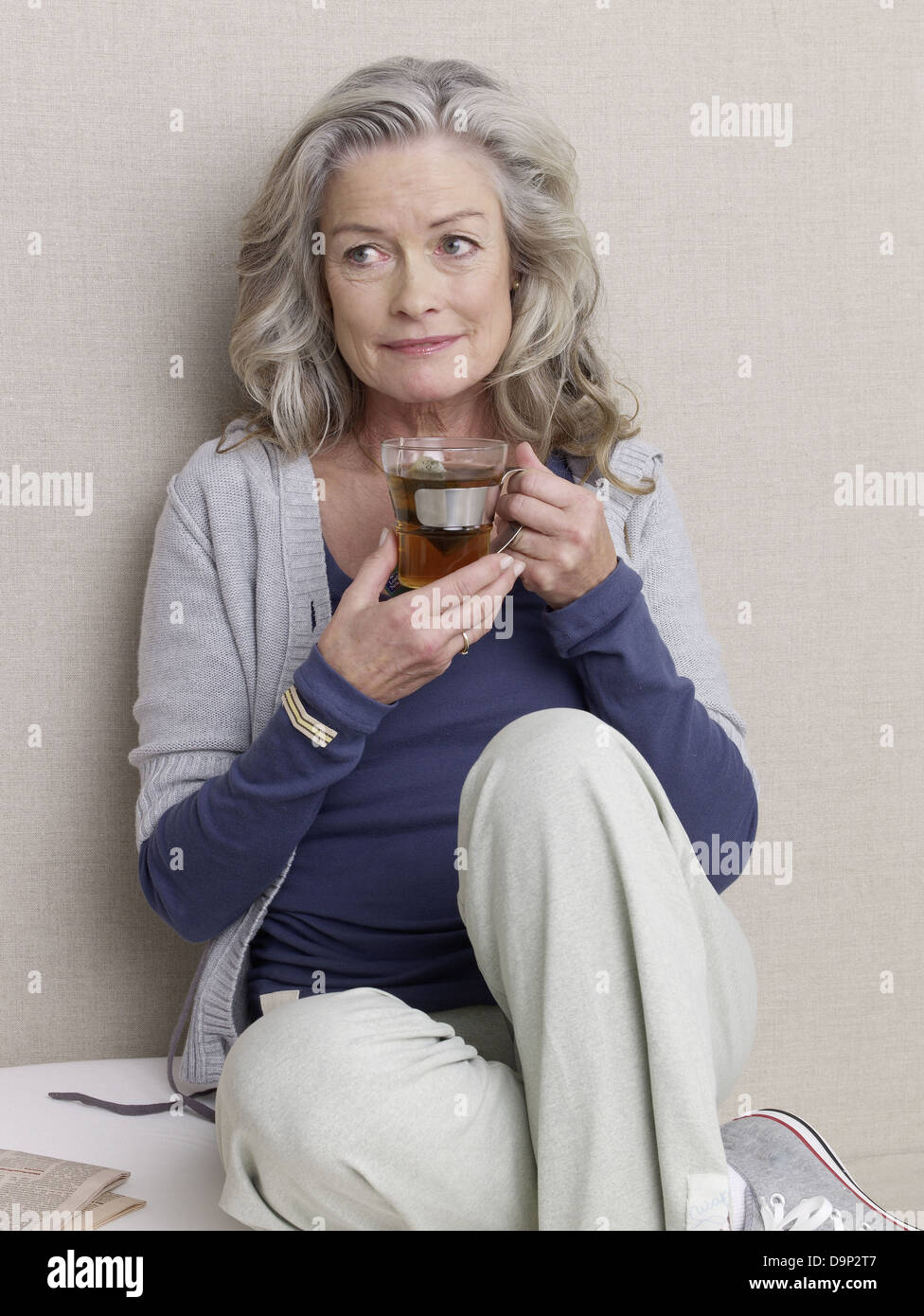 Senior donna con un bicchiere di tè Foto Stock