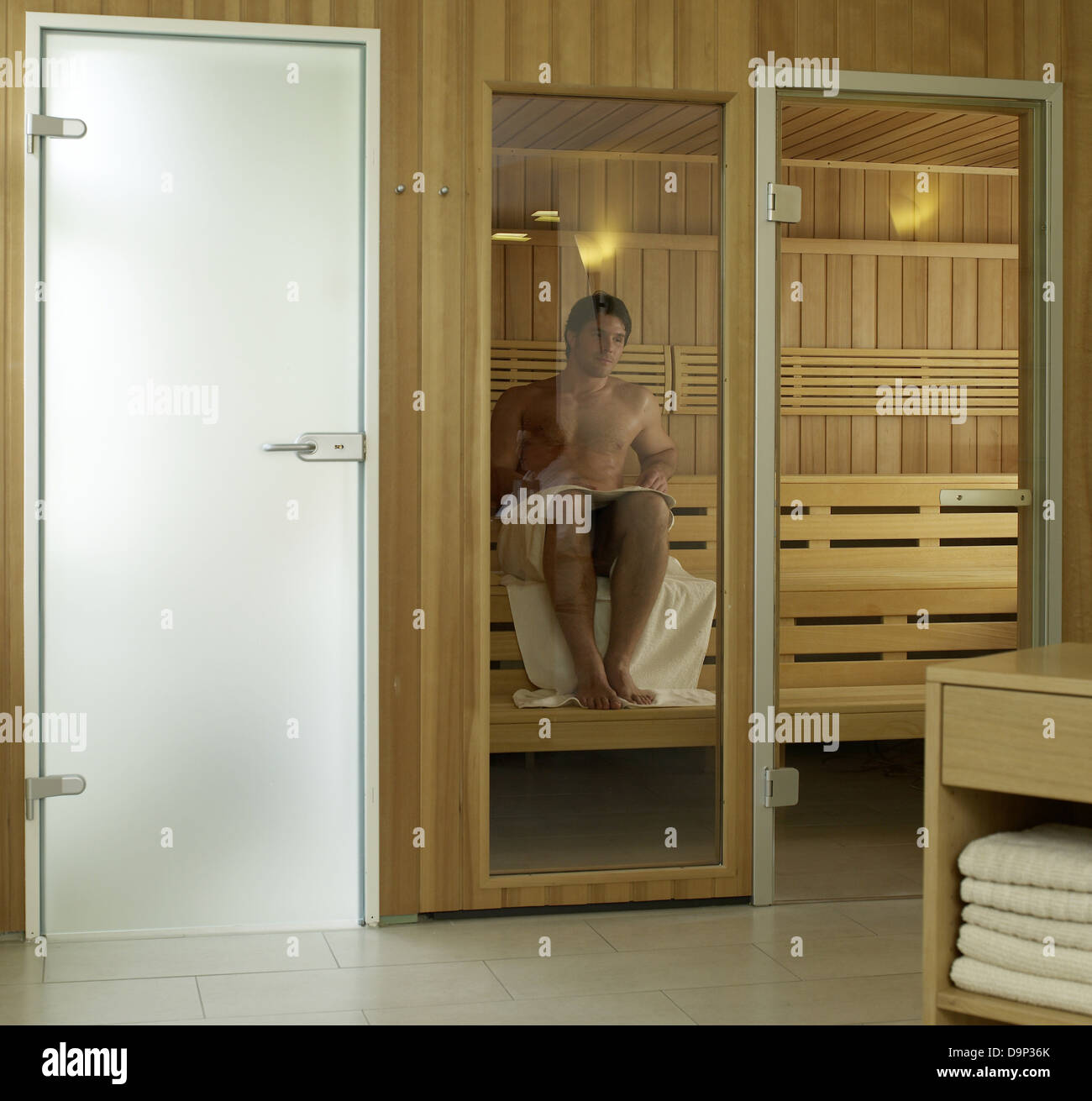 Uomo in una sauna Foto Stock