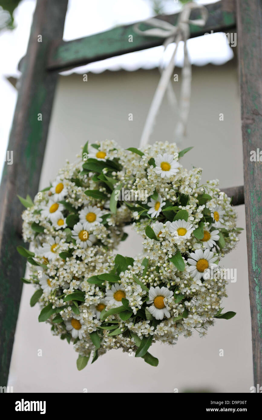 Ghirlanda di fiori appesi sulla scaletta Foto Stock