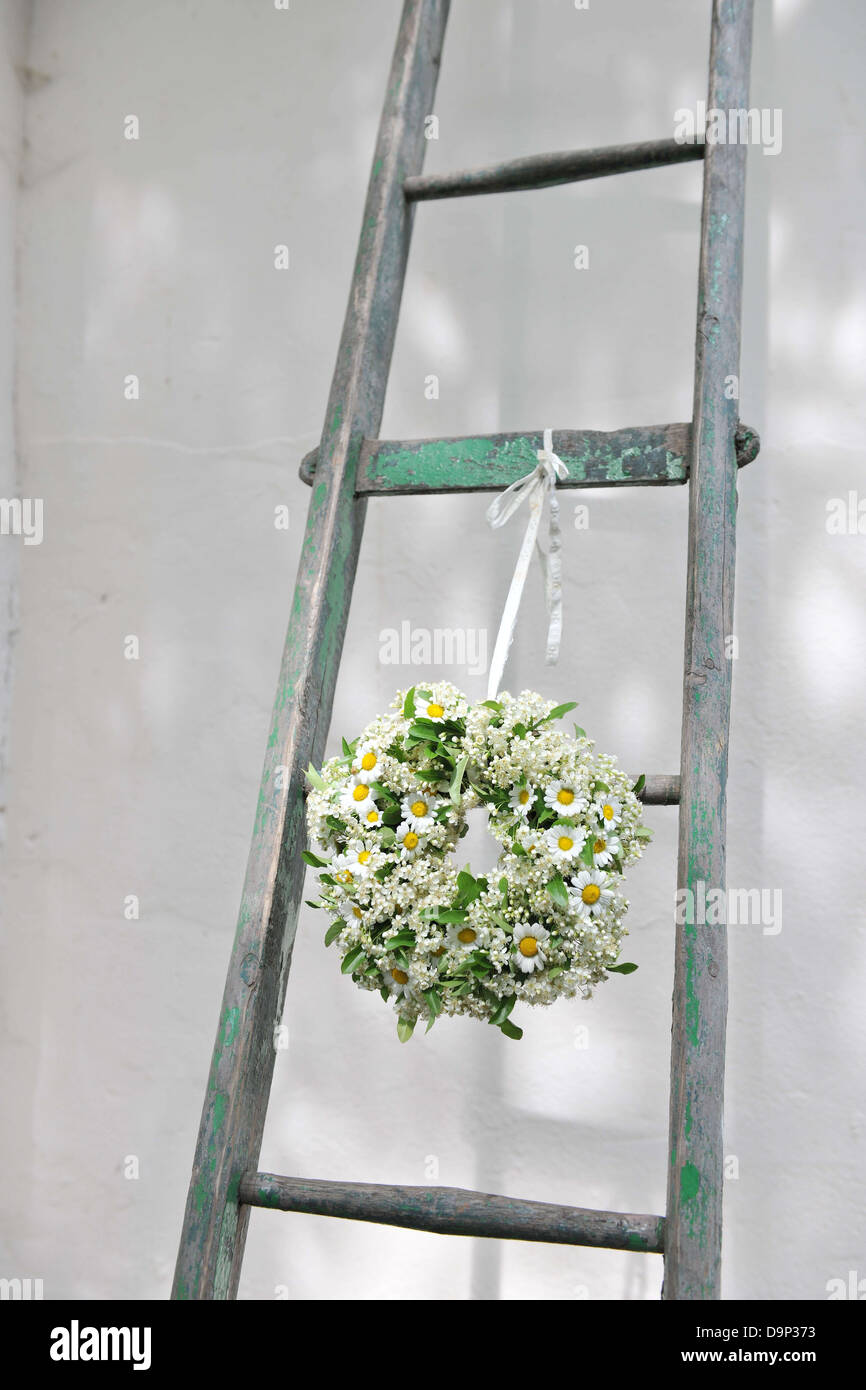Ghirlanda di fiori appesi sulla scaletta Foto Stock