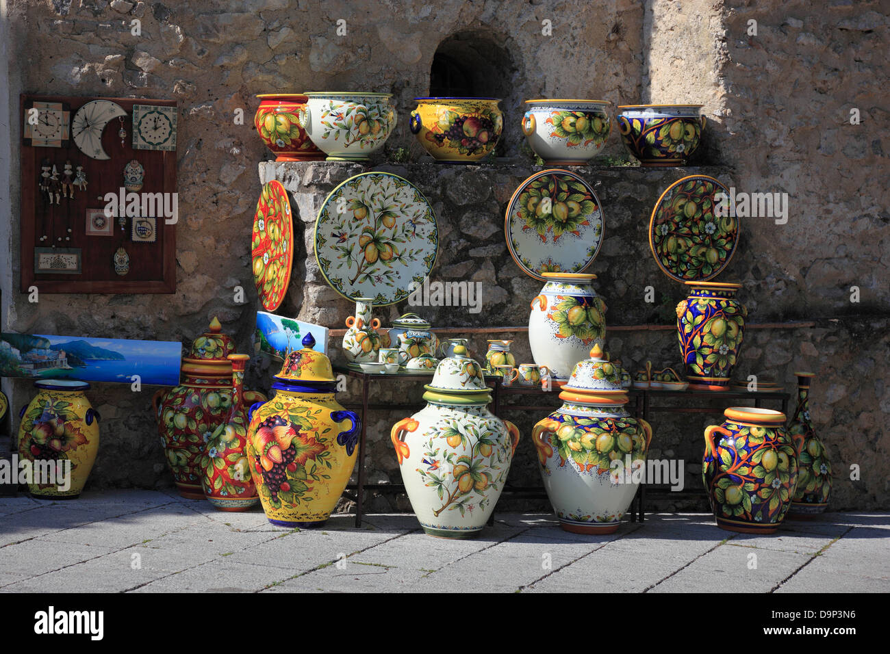 I concessionari in ceramica nella piazza del duomo di Ravello, Campania, Italia Foto Stock