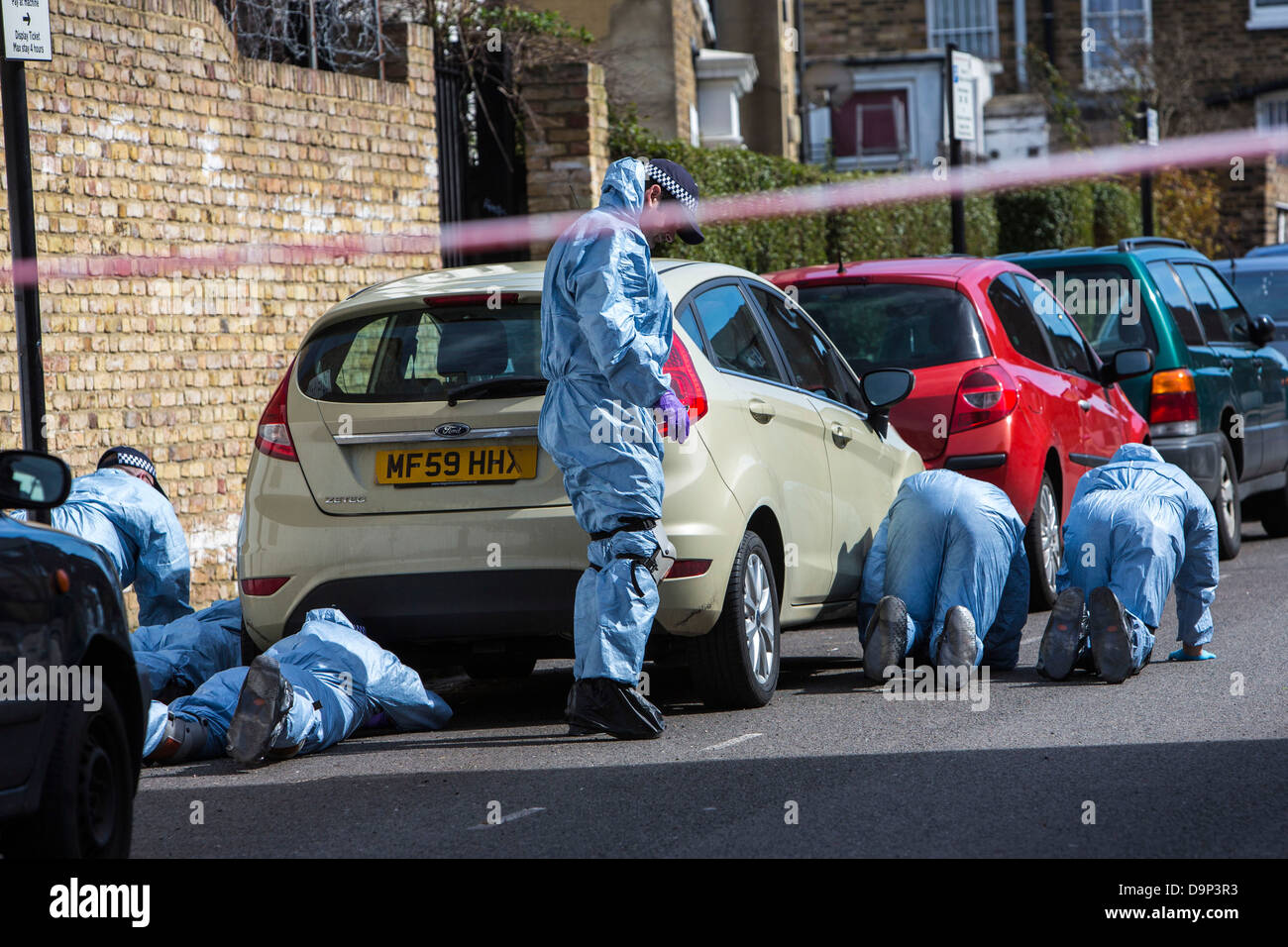 In blu tute di protezione legale di ricerca di polizia Cambria Road, Loughborough, dopo un grave crimine ha avuto luogo. Regno Unito. Foto Stock