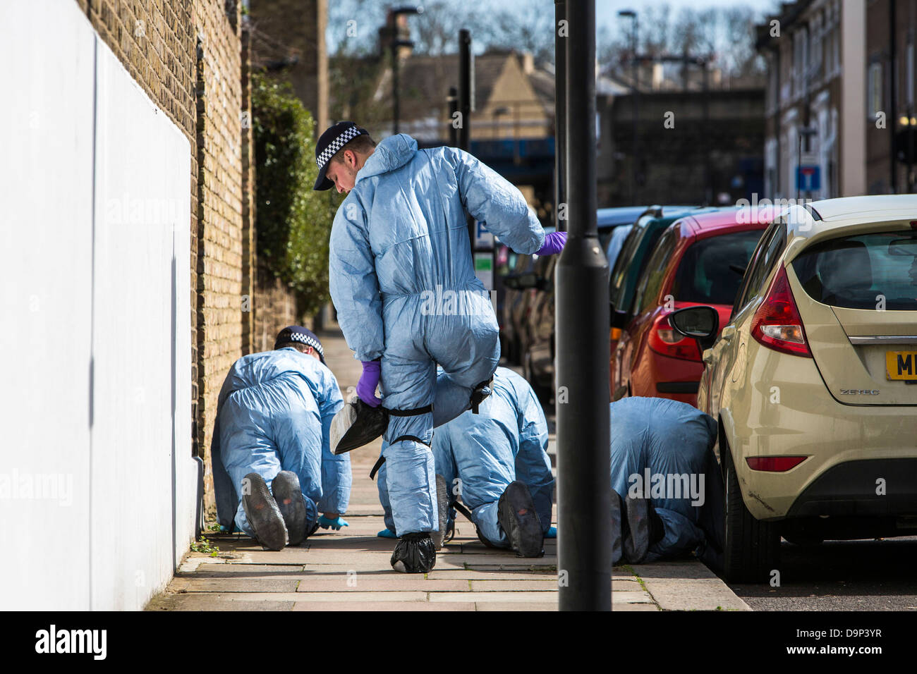 In blu tute di protezione legale di ricerca di polizia Cambria Road, Loughborough, dopo un grave crimine ha avuto luogo. Regno Unito. Foto Stock