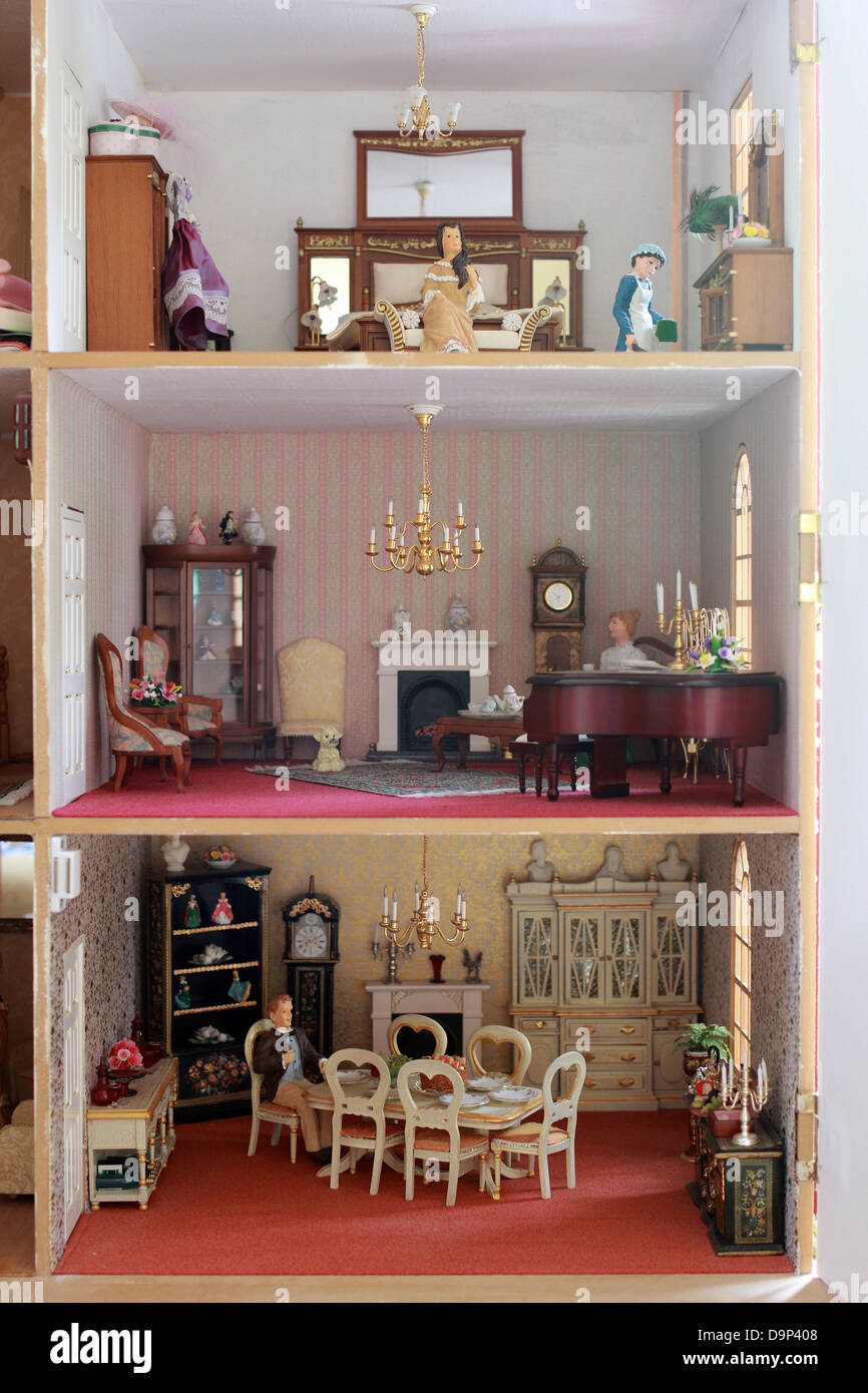 Casa bambole immagini e fotografie stock ad alta risoluzione - Alamy