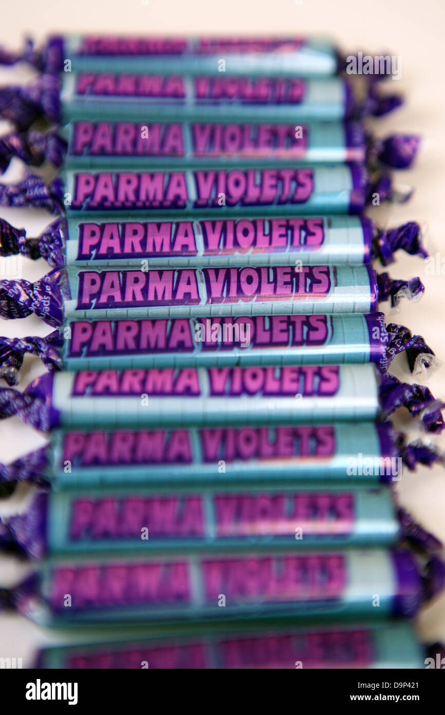 Pacchetti di Parma le viole su sfondo bianco Foto Stock