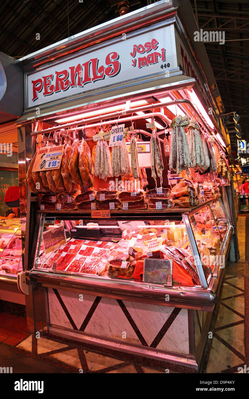 Bancarelle e prodotti freschi al mercato La Boqueria de Sant Josep, Barcellona, Spagna Foto Stock