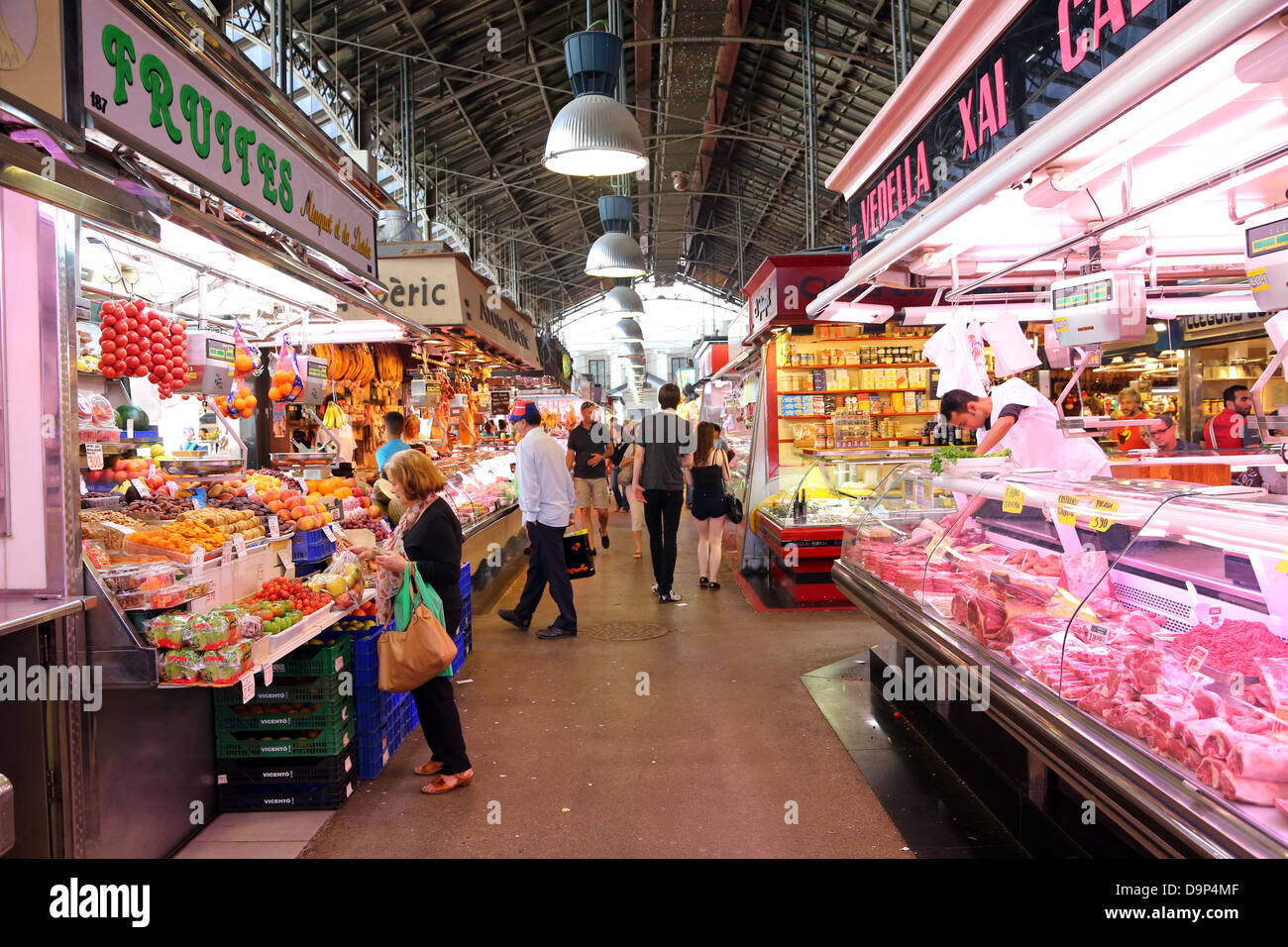 Bancarelle e prodotti freschi al mercato La Boqueria de Sant Josep, Barcellona, Spagna Foto Stock