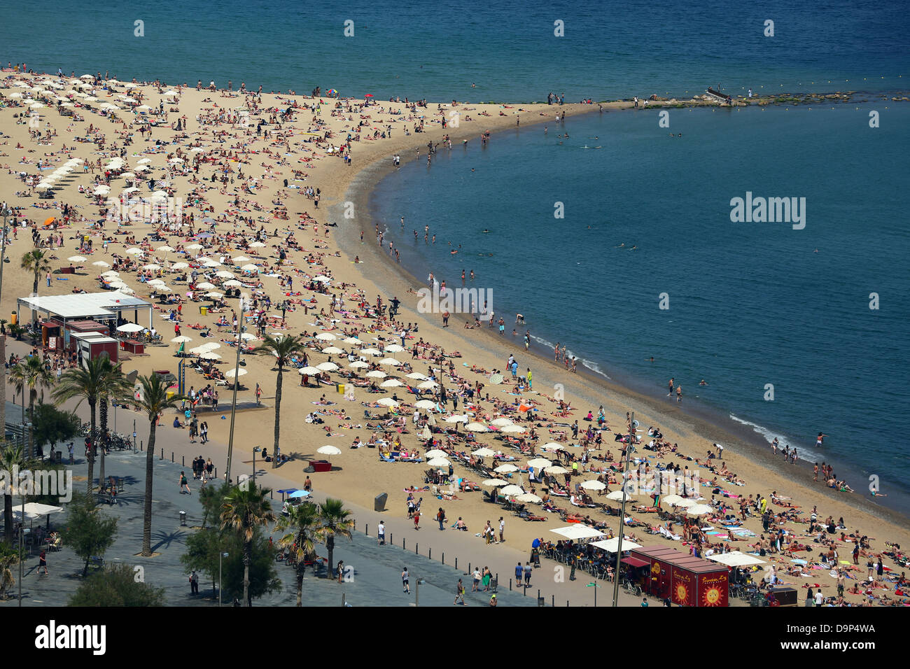 Vista aerea del folle sulla spiaggia affollata, Barcellona, Spagna Foto Stock