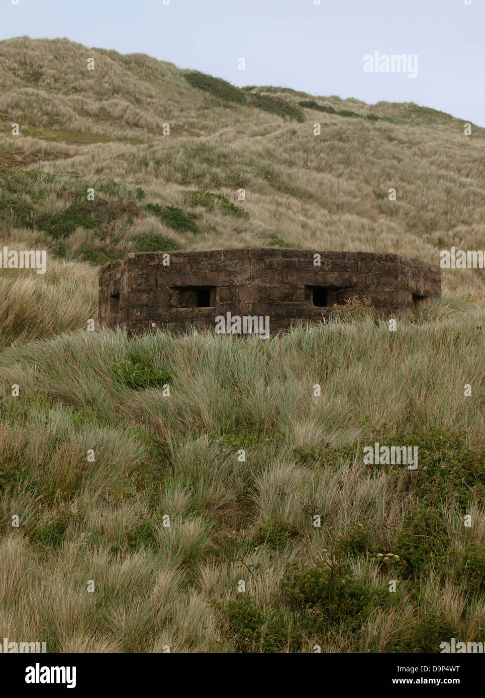 Vecchia Guerra Mondiale due scatola di pillole tra le dune di sabbia, Gwithian Beach, Cornwall, Regno Unito 2013 Foto Stock