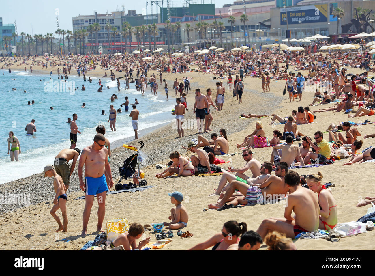 Scena della folla vacanze sulla spiaggia affollata, Barcellona, Spagna Foto Stock