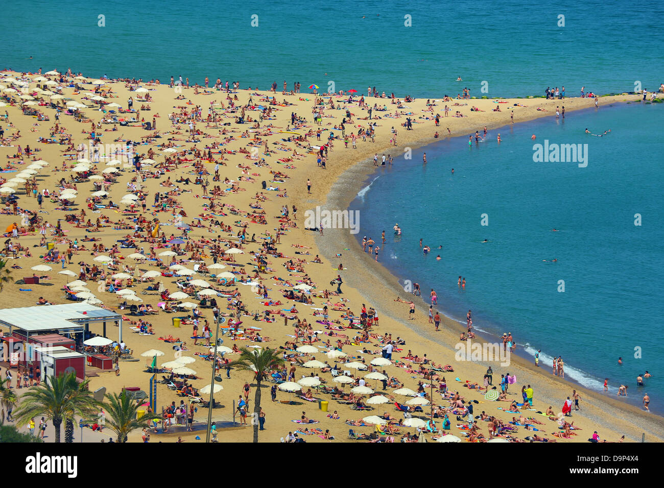 Vista aerea del folle sulla spiaggia affollata, Barcellona, Spagna Foto Stock