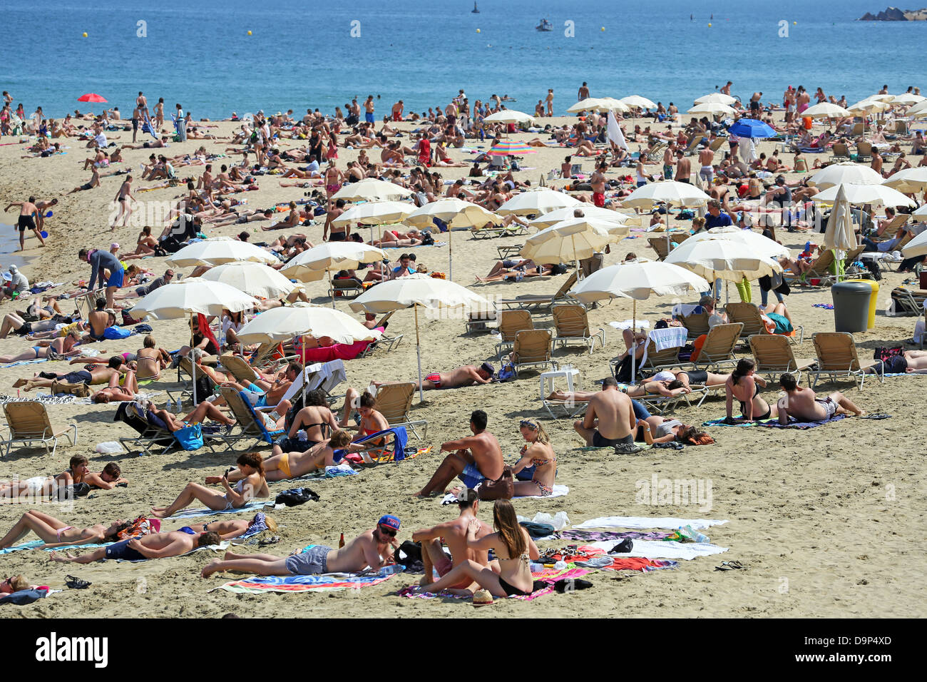 Scena della folla vacanze sulla spiaggia affollata, Barcellona, Spagna Foto Stock