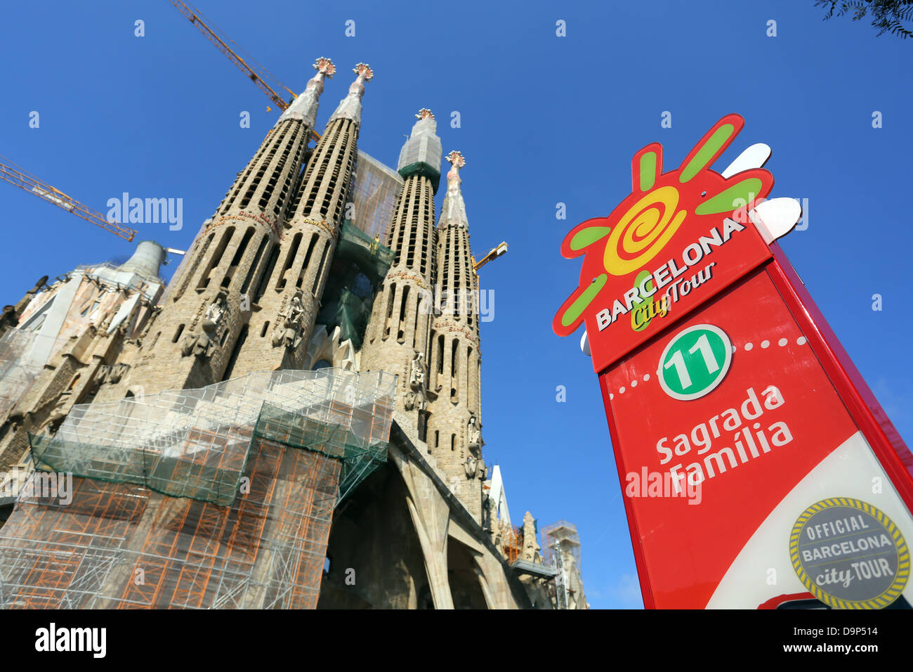 Barcelona City Tour la fermata del bus turistico segno per turisti alla Basilica de la Sagrada Familia a Barcellona, Spagna Foto Stock