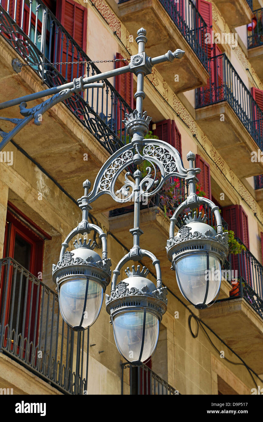 Tradizionali di vetro e metallo lampade stradali a Barcellona, Spagna Foto Stock