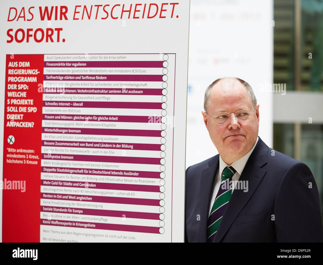 Berlino, Germania, 24 Juni, 2013. Peer Steinbrück, SPD candidato per il Cancelliere e Sigmar GABRIEL, SPD segretario generale, dare una conferenza stampa dove hanno commentato il programma politico del partito CDU per la XVIII elezioni del Bundestag tedesco nel 2013 presso la centrale della SPD a Berlino. Immagine: Peer Steinbrueck (SPD), cancelliere SPD candidato, nella foto accanto a plakcard con la 5 li superiore della SPD nel corso di una conferenza stampa tenutasi a Berlino. Credito: Reynaldo Chaib Paganelli/Alamy Live News Foto Stock