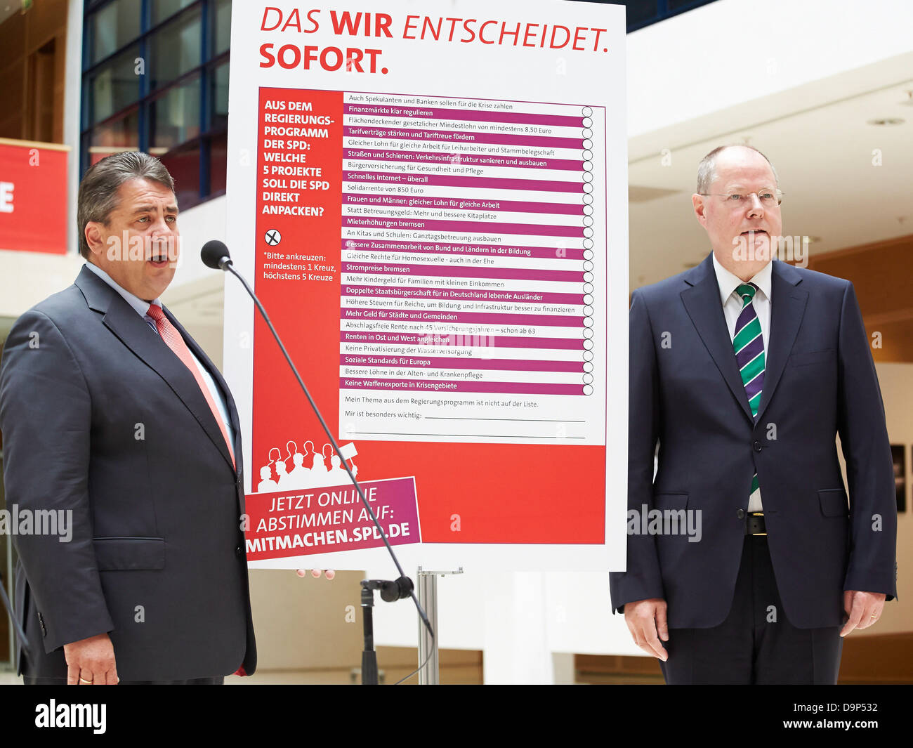 Berlino, Germania, 24 Juni, 2013. Peer Steinbrück, SPD candidato per il Cancelliere e Sigmar GABRIEL, SPD segretario generale, dare una conferenza stampa dove hanno commentato il programma politico del partito CDU per la XVIII elezioni del Bundestag tedesco nel 2013 presso la centrale della SPD a Berlino. Immagine: Sigmar GABRIEL (SPD), SPD presidente e Peer Steinbrueck (SPD), cancelliere SPD candidato, presentato il 5 li superiore della SPD nel corso di una conferenza stampa tenutasi a Berlino. Credito: Reynaldo Chaib Paganelli/Alamy Live News Foto Stock