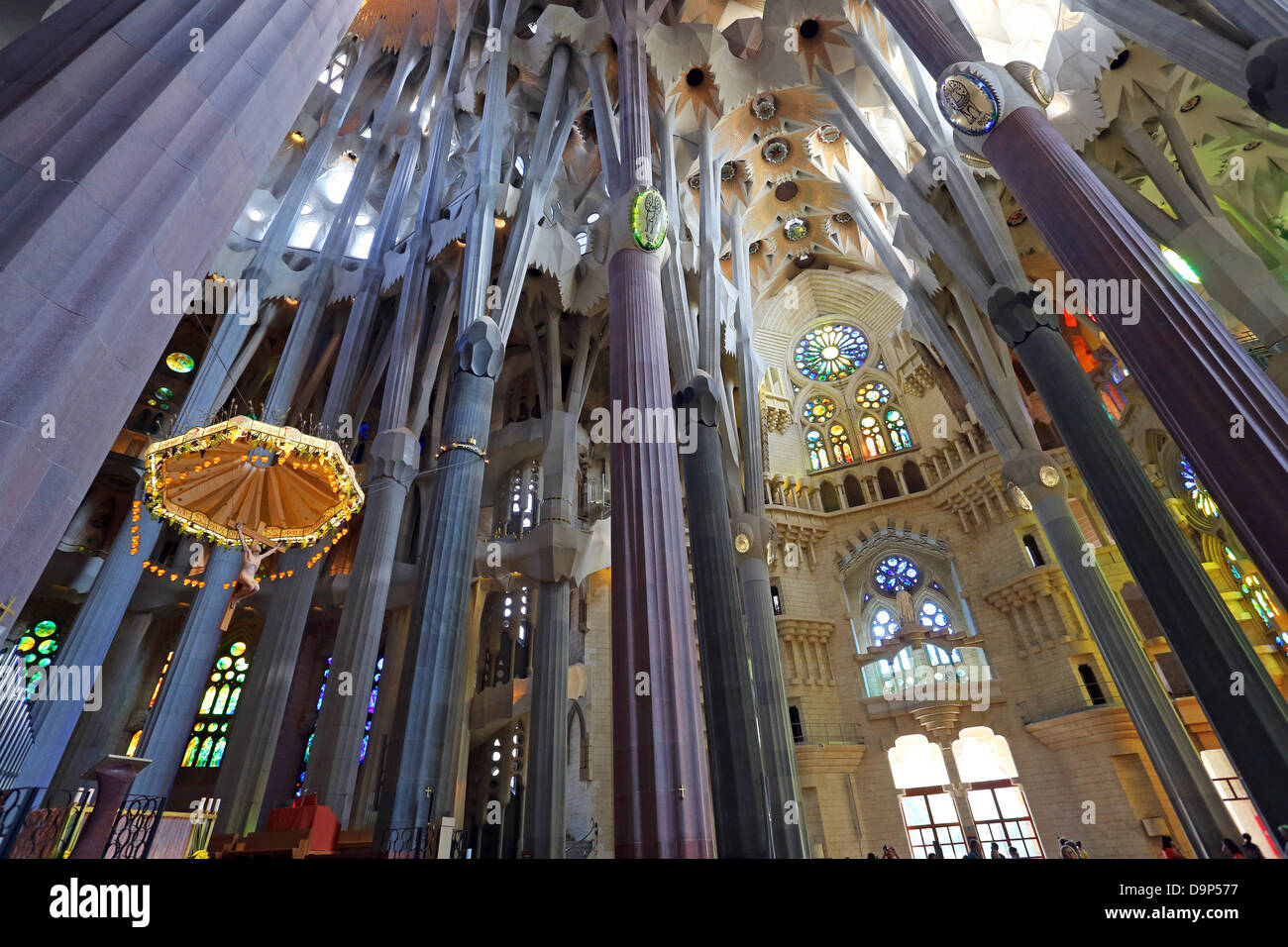 Interno della Basilica de la Sagrada Familia a Barcellona, Spagna Foto Stock