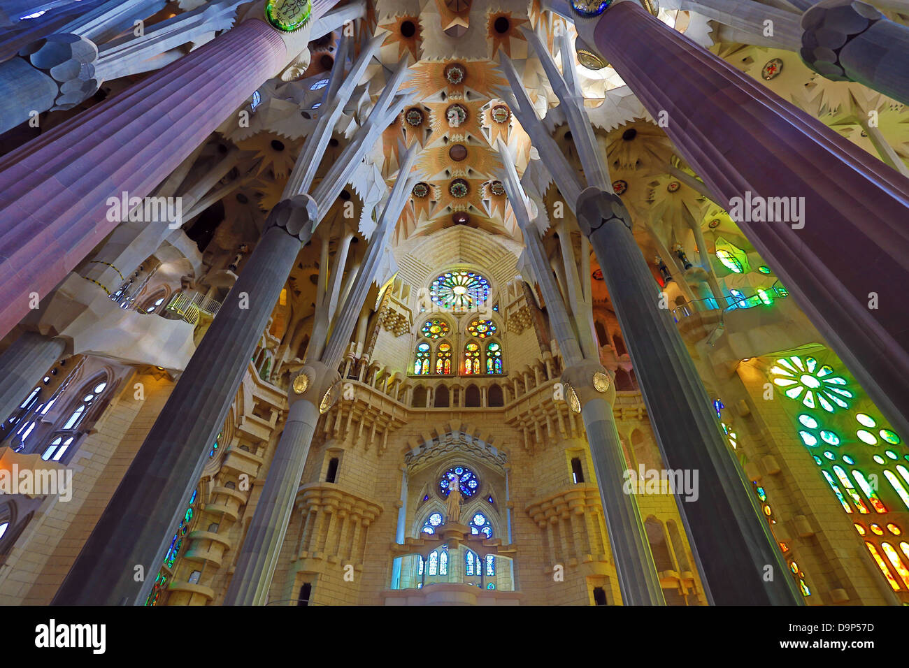 Interno della Basilica de la Sagrada Familia a Barcellona, Spagna Foto Stock