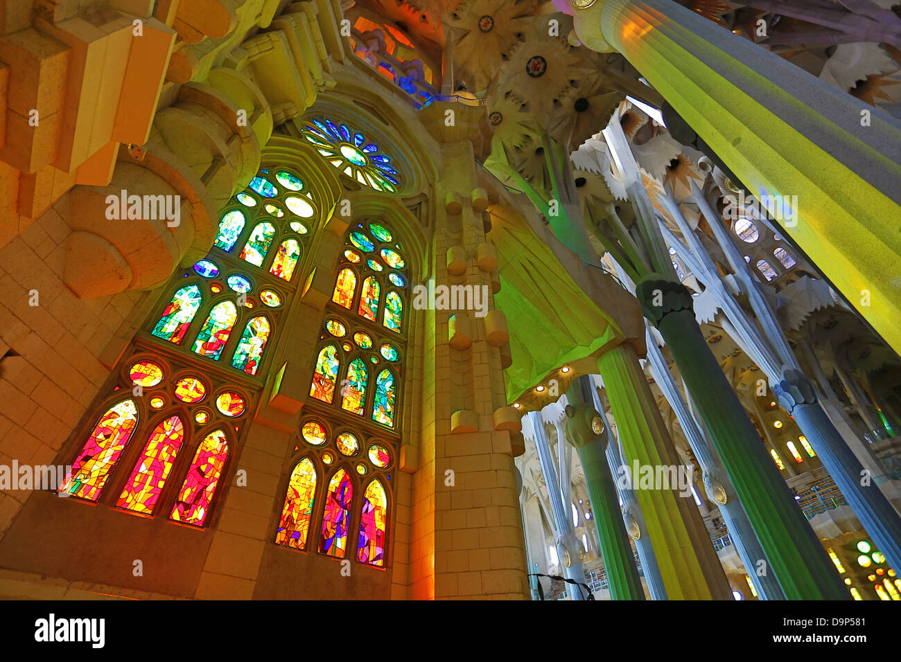 Interni e vetrate della Basilica de la Sagrada Familia a Barcellona, Spagna Foto Stock