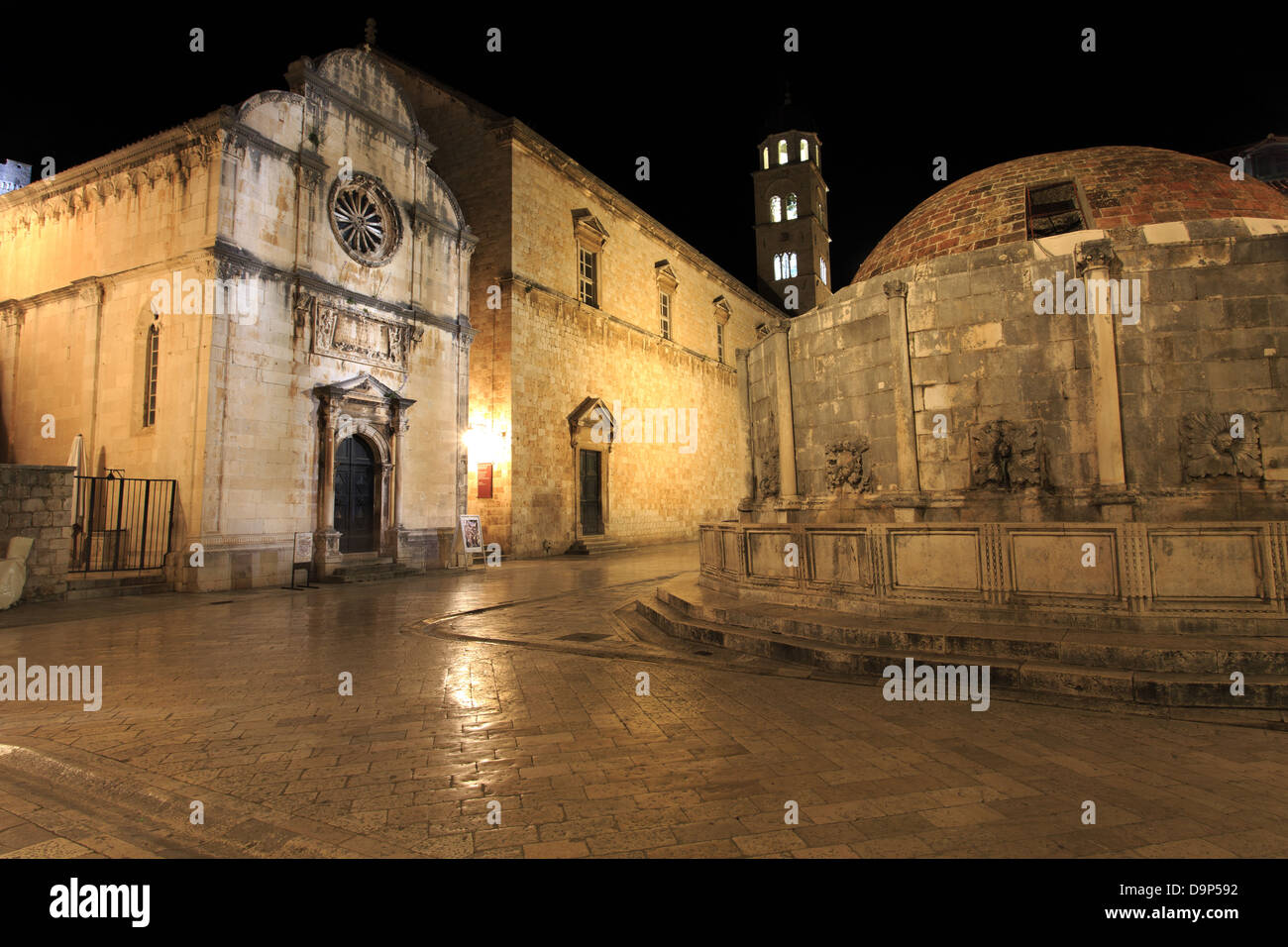 Grande fontana di Onofrio e monastero francescano di notte a Dubrovnik, Croazia Foto Stock