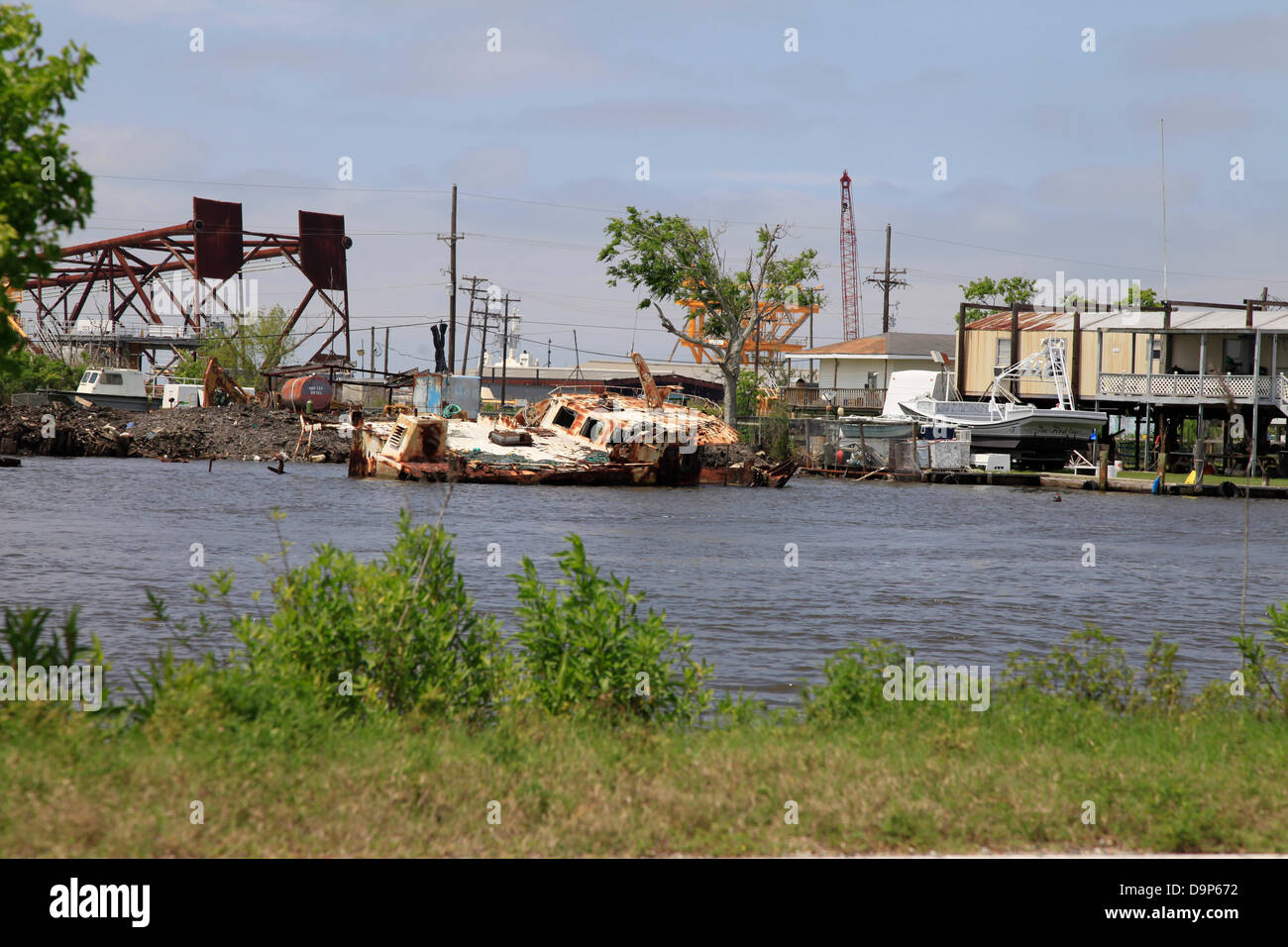 Cocodrie è l'ultimo insediamento. Qui la Strada Statale 57 termina. Cocodrie è stato un obiettivo della Hurrikan Katrina nel 2005. Tre anni più tardi nel settembre 2008 Hurrican Gustav incontrato sulla terraferma in Crocodie Dulac e. Molte cose sono state distrutte, appena fino ad ora. Phot Foto Stock