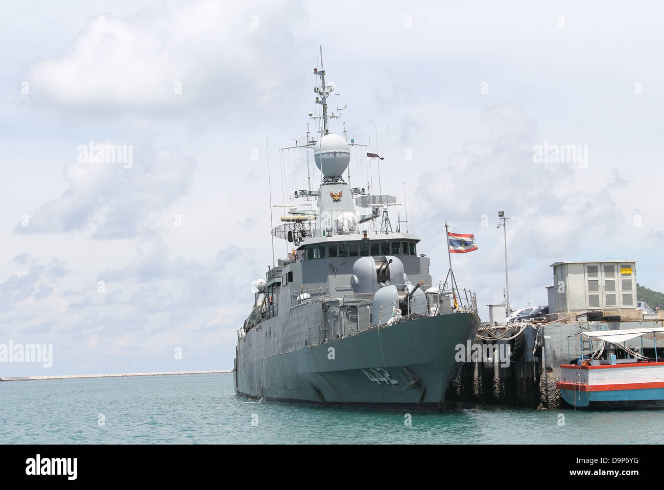 Immagine della nave da guerra in stand by a marina porto di base Foto Stock